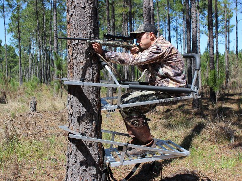Combo hunter facing tree with gun